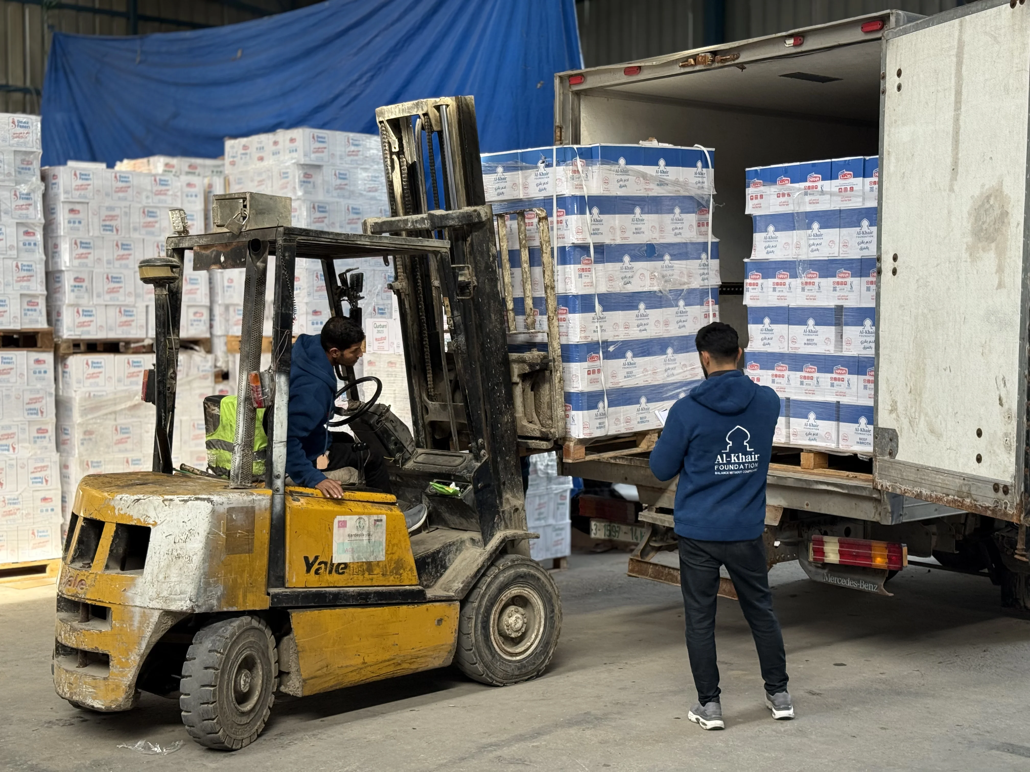 علب اللحوم وصلت إلى غزة.. حينما جاء الغذاء ومعه الفرح